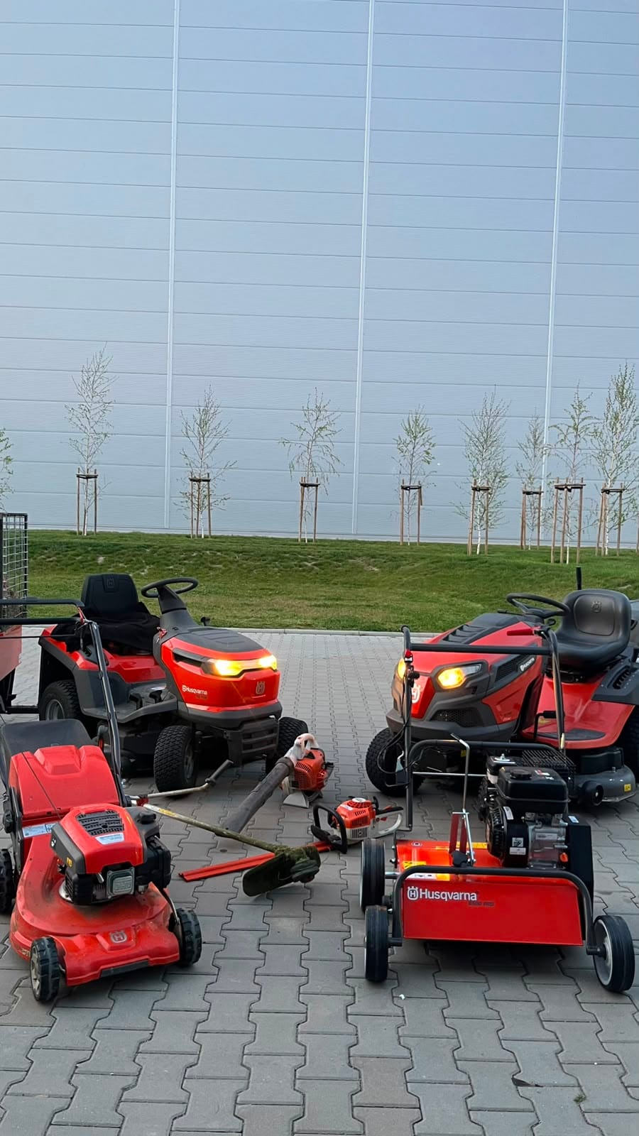 Profesjonalny sprzęt ogrodniczy Husqvarna i STIHL używany przez ARE-BUD — traktorki, kosiarki i wertykulator